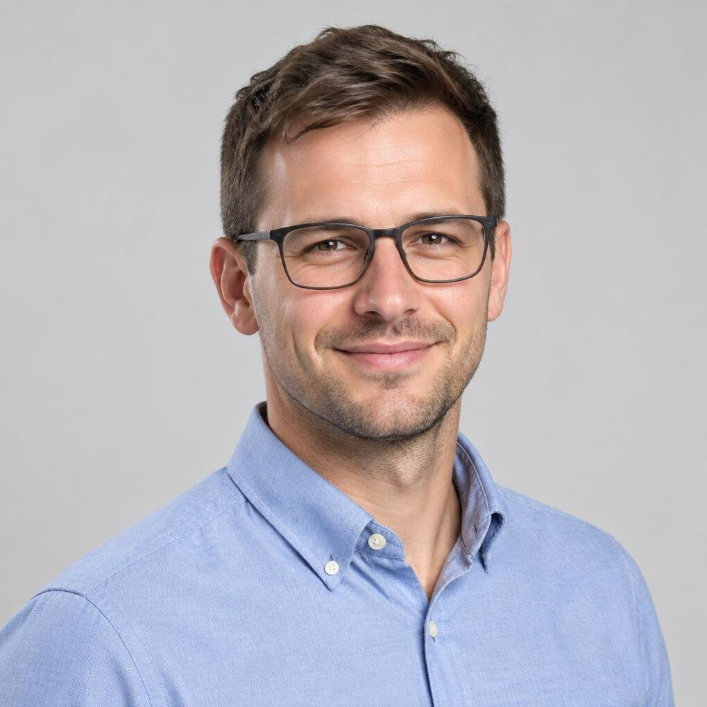 Portrait of a smiling man with glasses